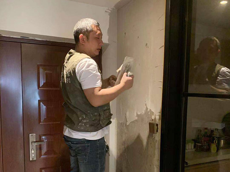 入戶門墻面翻新：翻新前，需要先將舊漆面鏟除干凈，之后在進行打磨，將墻面的浮沉雜物都清理干凈。然后基層做完后，需要將施工區(qū)域的家具物件移除，避免在翻新過程中，使家具受到損傷。檢測一下墻面的平整度，膩子刮兩遍即可，再刷底漆，最后對墻面進行油漆涂刷。注意施工完后要記得通風哦。