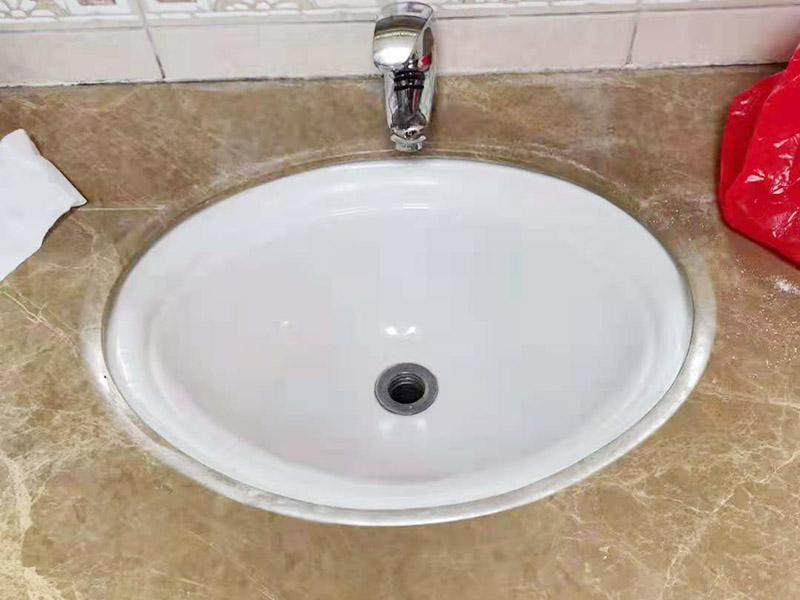 衛(wèi)生間地面防水貼磚：衛(wèi)生間地面先清理基層，然后用水泥砂漿修補(bǔ)鋪平,然后涂上防水涂料。 然后貼磚先把地板上灑上水，然后灑一層干水泥，再鋪一層沙漿，然后把地磚鋪在沙漿上。