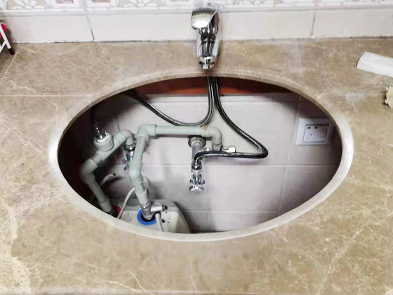 衛(wèi)生間地面防水貼磚：衛(wèi)生間地面先清理基層，然后用水泥砂漿修補(bǔ)鋪平,然后涂上防水涂料。 然后貼磚先把地板上灑上水，然后灑一層干水泥，再鋪一層沙漿，然后把地磚鋪在沙漿上。