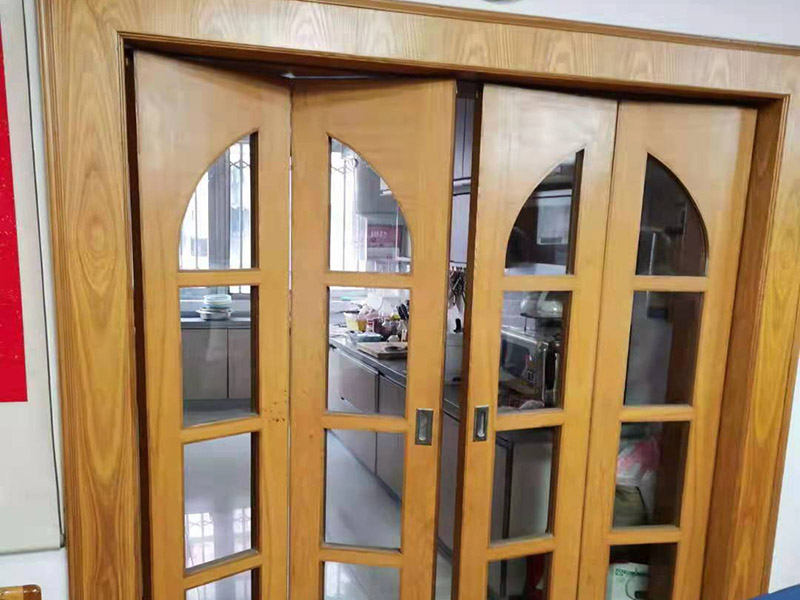 推拉門安裝維修：查看是否是推拉門滑軌還是推拉門的問題，具體問題具體分析，如果是軌道問題就將推拉門用力向上抬,然后將推拉門取出來，將舊的軌道拆除,如果軌道和門框是一體的軌道,換一條新的軌道就可以了。