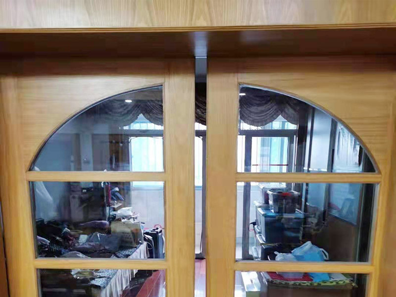 推拉門安裝維修：查看是否是推拉門滑軌還是推拉門的問題，具體問題具體分析，如果是軌道問題就將推拉門用力向上抬,然后將推拉門取出來，將舊的軌道拆除,如果軌道和門框是一體的軌道,換一條新的軌道就可以了。