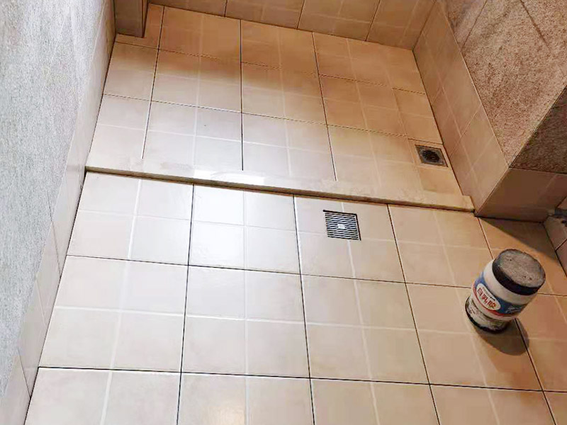 衛(wèi)生間地面防水貼磚：衛(wèi)生間地面先清理基層，然后用水泥砂漿修補鋪平,然后涂上防水涂料。 然后貼磚先把地板上灑上水，然后灑一層干水泥，再鋪一層沙漿，然后把地磚鋪在沙漿上。