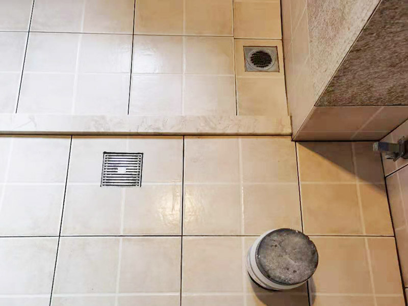 衛(wèi)生間地面防水貼磚：衛(wèi)生間地面先清理基層，然后用水泥砂漿修補鋪平,然后涂上防水涂料。 然后貼磚先把地板上灑上水，然后灑一層干水泥，再鋪一層沙漿，然后把地磚鋪在沙漿上。