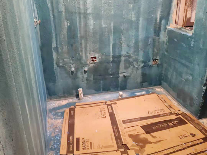 衛(wèi)生間防水改造：施工前確保工地干凈、干燥，防水涂料要涂滿，與基層結(jié)合牢固。地漏，墻角，管跟等接縫處要使用高彈性的柔性防水涂刷，因?yàn)樾l(wèi)生間的墻與地面之間的接縫處會(huì)移位最容易滲水。同時(shí)要記得先涂刷立面后涂刷平面，下一遍涂刷方向與上一遍垂直。