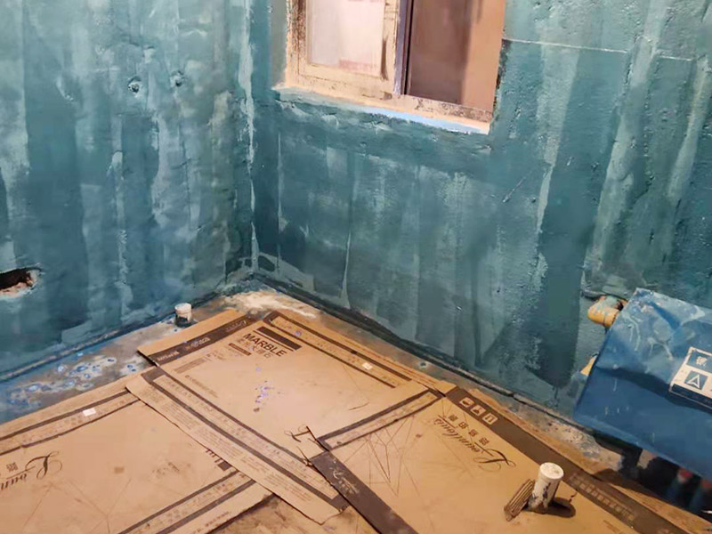 衛(wèi)生間防水改造：施工前確保工地干凈、干燥，防水涂料要涂滿，與基層結(jié)合牢固。地漏，墻角，管跟等接縫處要使用高彈性的柔性防水涂刷，因?yàn)樾l(wèi)生間的墻與地面之間的接縫處會(huì)移位最容易滲水。同時(shí)要記得先涂刷立面后涂刷平面，下一遍涂刷方向與上一遍垂直。