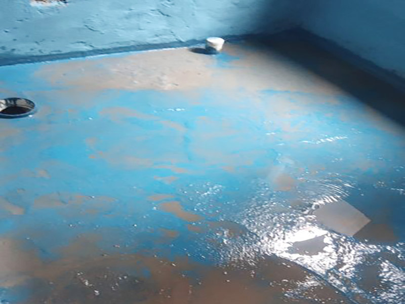 衛(wèi)生間防水改造：施工前確保工地干凈、干燥，防水涂料要涂滿，與基層結(jié)合牢固。地漏，墻角，管跟等接縫處要使用高彈性的柔性防水涂刷，因?yàn)樾l(wèi)生間的墻與地面之間的接縫處會(huì)移位最容易滲水。同時(shí)要記得先涂刷立面后涂刷平面，下一遍涂刷方向與上一遍垂直。