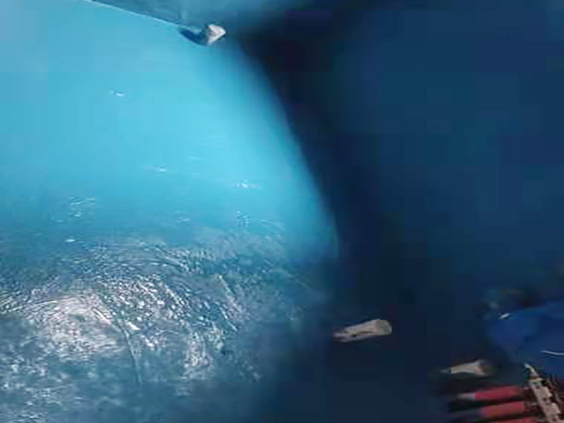 衛(wèi)生間防水改造：施工前確保工地干凈、干燥，防水涂料要涂滿，與基層結(jié)合牢固。地漏，墻角，管跟等接縫處要使用高彈性的柔性防水涂刷，因?yàn)樾l(wèi)生間的墻與地面之間的接縫處會(huì)移位最容易滲水。同時(shí)要記得先涂刷立面后涂刷平面，下一遍涂刷方向與上一遍垂直。