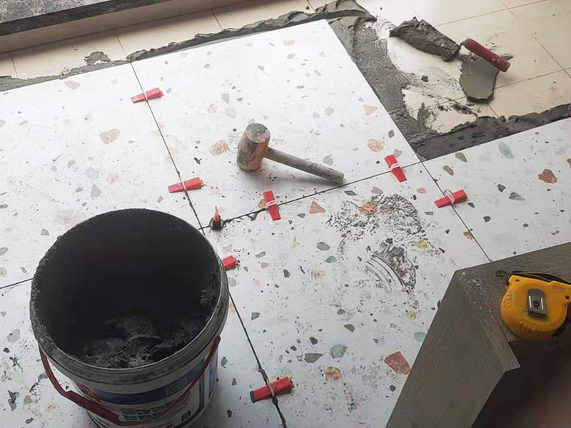 陽(yáng)臺(tái)地磚不拆除鋪貼：不拆除原地磚,在原地磚上再鋪地磚可以嗎？可以，這樣能省一些成本，不過效果可能就沒有拆除地磚來(lái)的好。先將舊瓷磚的表面清理干凈，然后使用瓷磚粘結(jié)劑在舊瓷磚上做一層基礎(chǔ)涂刷，新的瓷磚背面也要抹上一層粘結(jié)劑（涂抹厚度只要覆蓋住背面的紋理即可），之后就可以直接貼新瓷磚了。