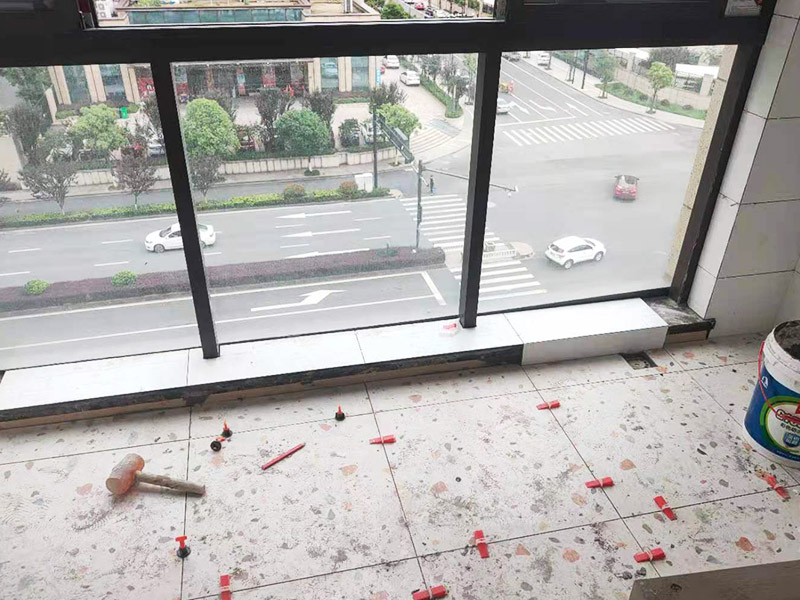 陽(yáng)臺(tái)地磚不拆除鋪貼：不拆除原地磚,在原地磚上再鋪地磚可以嗎？可以，這樣能省一些成本，不過效果可能就沒有拆除地磚來(lái)的好。先將舊瓷磚的表面清理干凈，然后使用瓷磚粘結(jié)劑在舊瓷磚上做一層基礎(chǔ)涂刷，新的瓷磚背面也要抹上一層粘結(jié)劑（涂抹厚度只要覆蓋住背面的紋理即可），之后就可以直接貼新瓷磚了。