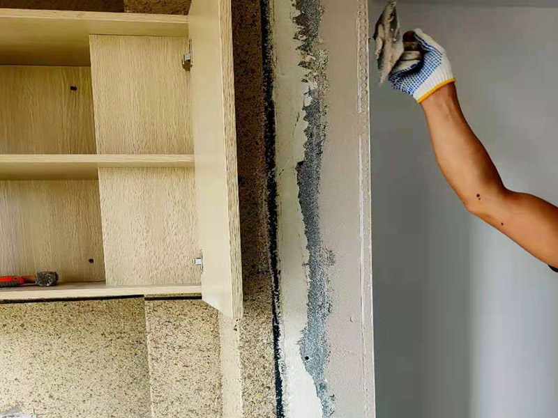 陽(yáng)臺(tái)改造貼磚維修：陽(yáng)臺(tái)改造翻新也不算小項(xiàng)目記得要做成品保護(hù)，然后就是在粘結(jié)劑量置晾時(shí)間內(nèi)，將準(zhǔn)備好的瓷磚鋪壓到位，垂直于梳理方向輕微搓動(dòng)以排出磚下的空氣。鋪貼到位后用橡皮錘輕擊，用尺寸合適的十字定位架來調(diào)整表面平整度及接縫的平直。