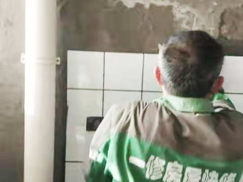 廚房貼磚裝修：廚房的墻面貼瓷磚要貼到房頂為宜，可以方便我們清洗。有的廚房裝修瓷磚會(huì)只貼一多半，其實(shí)這是不夠的，需要補(bǔ)貼到頂?shù)摹? width=