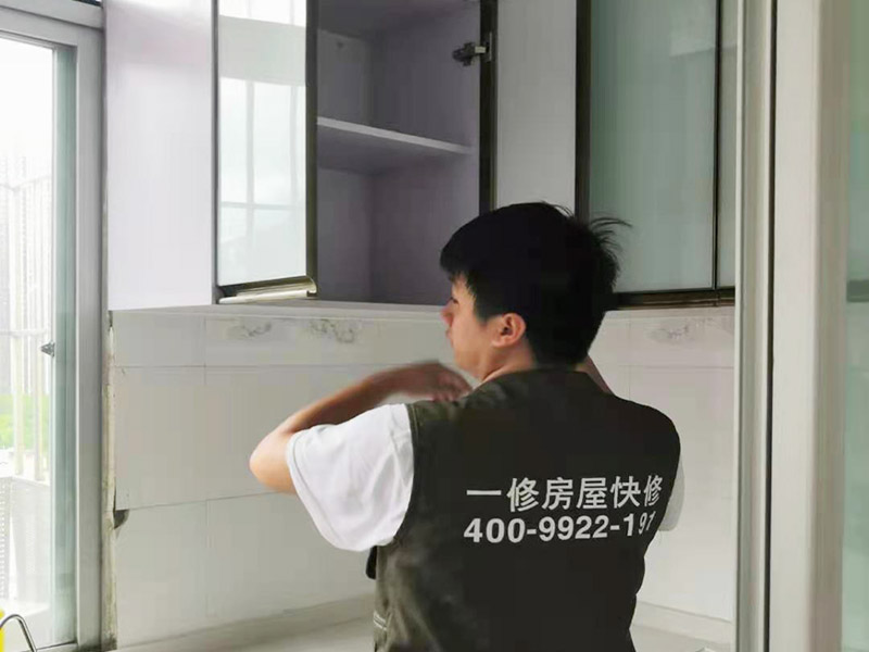 廚房裝修翻新完工：首先要做好的就是廚房的成品保護(hù)，然后就可以開始對(duì)廚房中不合理的地方根據(jù)設(shè)計(jì)圖和現(xiàn)場(chǎng)的規(guī)劃進(jìn)行打拆工作了，瓷磚鋪設(shè)完成和天花都做好之后，就要開始安裝櫥柜和櫥柜臺(tái)面、灶臺(tái)、水槽等家具，安裝好之后，需要對(duì)櫥柜進(jìn)行調(diào)試。