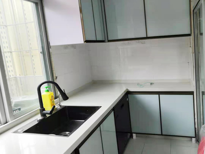 廚房裝修翻新完工：首先要做好的就是廚房的成品保護(hù)，然后就可以開始對(duì)廚房中不合理的地方根據(jù)設(shè)計(jì)圖和現(xiàn)場(chǎng)的規(guī)劃進(jìn)行打拆工作了，瓷磚鋪設(shè)完成和天花都做好之后，就要開始安裝櫥柜和櫥柜臺(tái)面、灶臺(tái)、水槽等家具，安裝好之后，需要對(duì)櫥柜進(jìn)行調(diào)試。