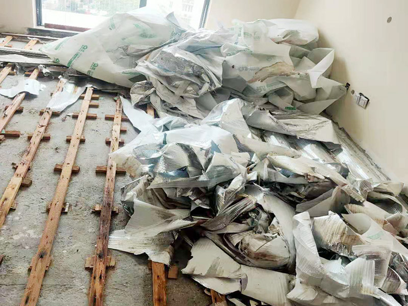 地板拆除翻新：拆之前，先看仔細(xì)觀察木地板當(dāng)初是怎么鋪的，邊緣的角落有沒(méi)有留下縫隙，如果有可以自己動(dòng)手拆，如果沒(méi)有就不要輕易嘗試，以免拆不下來(lái)，還把木地板都?jí)牧恕Ｍ瑫r(shí)記得把房間的物品都搬到另一房間去放著，拆除的工作要先從踢腳線開(kāi)始，我們可以請(qǐng)專(zhuān)業(yè)人士上門(mén)，價(jià)格也不貴。這對(duì)于專(zhuān)業(yè)人士來(lái)說(shuō)，就很輕松的解決了。