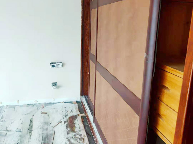 地板拆除翻新：拆之前，先看仔細(xì)觀察木地板當(dāng)初是怎么鋪的，邊緣的角落有沒(méi)有留下縫隙，如果有可以自己動(dòng)手拆，如果沒(méi)有就不要輕易嘗試，以免拆不下來(lái)，還把木地板都?jí)牧?。同時(shí)記得把房間的物品都搬到另一房間去放著，拆除的工作要先從踢腳線開(kāi)始，我們可以請(qǐng)專(zhuān)業(yè)人士上門(mén)，價(jià)格也不貴。這對(duì)于專(zhuān)業(yè)人士來(lái)說(shuō)，就很輕松的解決了。