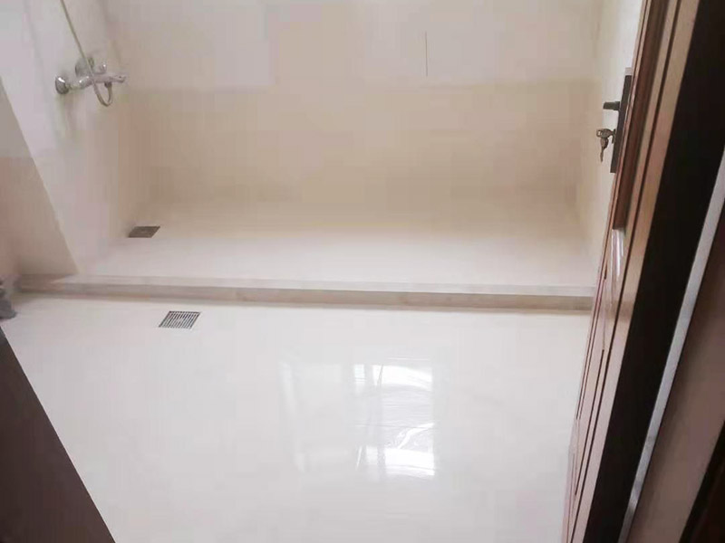 舊房廁所防水貼磚：首先要將瓷磚表面的污漬與雜物給清空，還要保持表面的干燥，需要注意的是地面和墻體都要做防水的、因為這樣防水效果是最好的，其次就是防水涂料，需要要反復(fù)涂抹均勻，晾干后在進行潑灑實驗，確認防水是否完善。