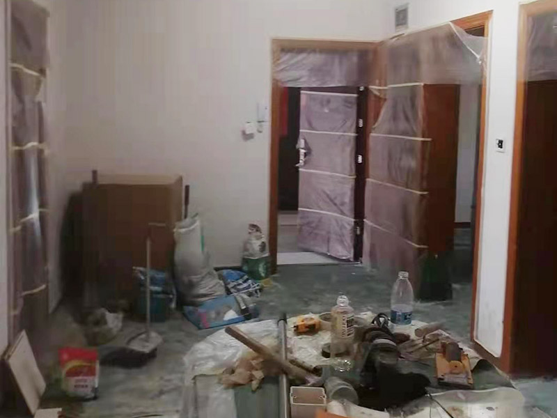 舊房廁所防水貼磚：首先要將瓷磚表面的污漬與雜物給清空，還要保持表面的干燥，需要注意的是地面和墻體都要做防水的、因為這樣防水效果是最好的，其次就是防水涂料，需要要反復(fù)涂抹均勻，晾干后在進行潑灑實驗，確認防水是否完善。