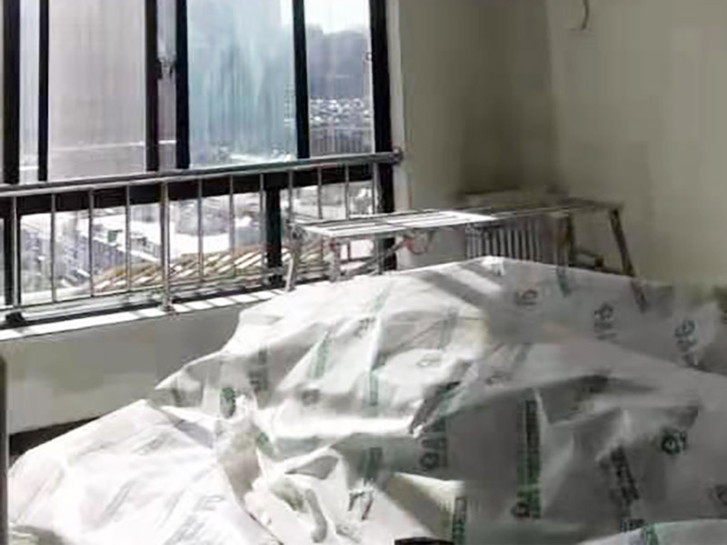 客廳翻新裝修：老墻面的水泥層都有可能存在損壞嚴(yán)重的情況，可以將損壞的墻面部分全部鏟除，之后再使用水泥進(jìn)行涂抹。然后刷底漆，底漆具有防潮、保護(hù)墻面、提高墻面粉刷效果的作用。必不可少的步驟。后面就能刷乳膠漆，記得進(jìn)行涂刷的時(shí)候也要從上到下順著一個(gè)方向進(jìn)行涂刷。