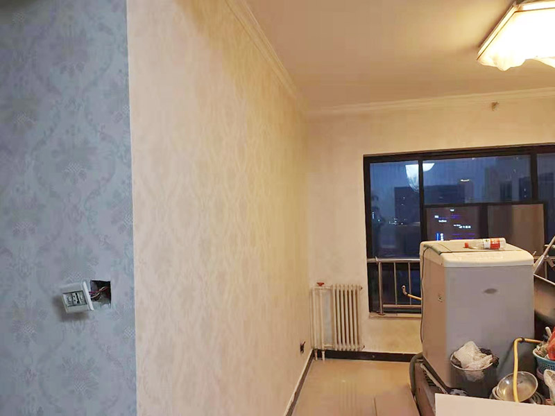 墻紙鋪貼翻新：墻紙空鼓脫落一般由于原有基底不一定密實,直接在原來的壁紙上鋪貼壁紙會存在較大的風(fēng)險,需要將原有壁紙全部鏟除,測量好墻體的高度，用壁紙刀裁切壁紙。注意，裁切的壁紙長度一般要多出墻面高度20～30mm,以方便最后的切邊處理。