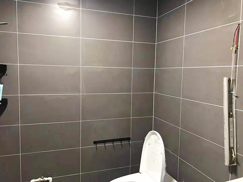 衛(wèi)生間貼磚裝修:衛(wèi)生間貼磚的流程首先先清掃地面，水泥砂漿找平，接著再定標高，彈線，地磚進水，攤鋪水泥砂漿，鋪貼石磚，最后灌縫，白水泥或者填縫劑都可以，或者做專業(yè)的美縫。