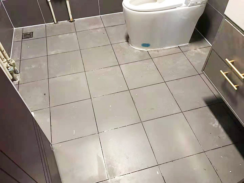 衛(wèi)生間貼磚裝修:衛(wèi)生間貼磚的流程首先先清掃地面，水泥砂漿找平，接著再定標高，彈線，地磚進水，攤鋪水泥砂漿，鋪貼石磚，最后灌縫，白水泥或者填縫劑都可以，或者做專業(yè)的美縫。