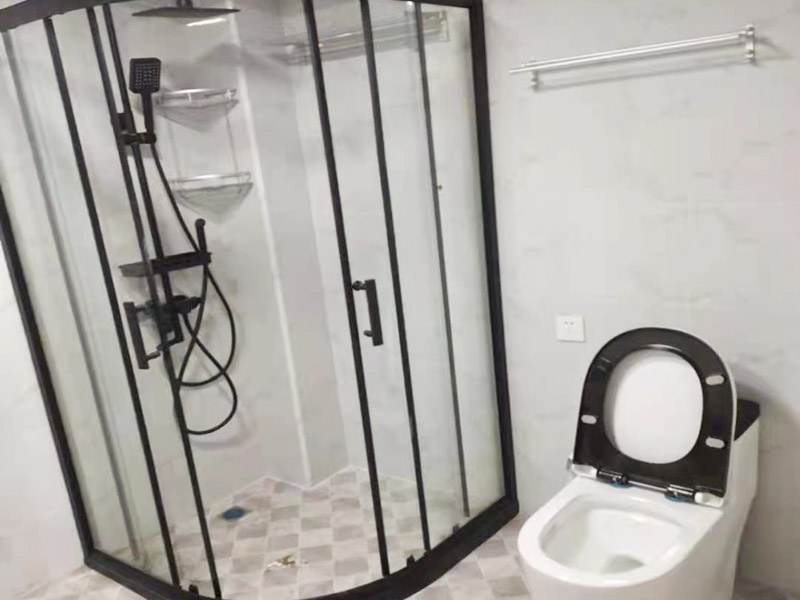 淋浴房裝修完工：裝修淋浴房，每個(gè)部位都要做防水處理，尤其是活動(dòng)門(mén)與固定扇三邊，一定要有防水膠條處理，這樣有利于后期防止?jié)B水問(wèn)題?？蚣芪恢糜勉U筆、水平尺確定靠墻鋁材的鉆孔位，用沖擊鉆打孔，讓安裝框架，并用螺絲固定。固定好框架后，就可以裝上鋼化玻璃墻。