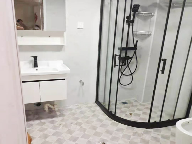 淋浴房裝修完工：裝修淋浴房，每個(gè)部位都要做防水處理，尤其是活動(dòng)門(mén)與固定扇三邊，一定要有防水膠條處理，這樣有利于后期防止?jié)B水問(wèn)題?？蚣芪恢糜勉U筆、水平尺確定靠墻鋁材的鉆孔位，用沖擊鉆打孔，讓安裝框架，并用螺絲固定。固定好框架后，就可以裝上鋼化玻璃墻。