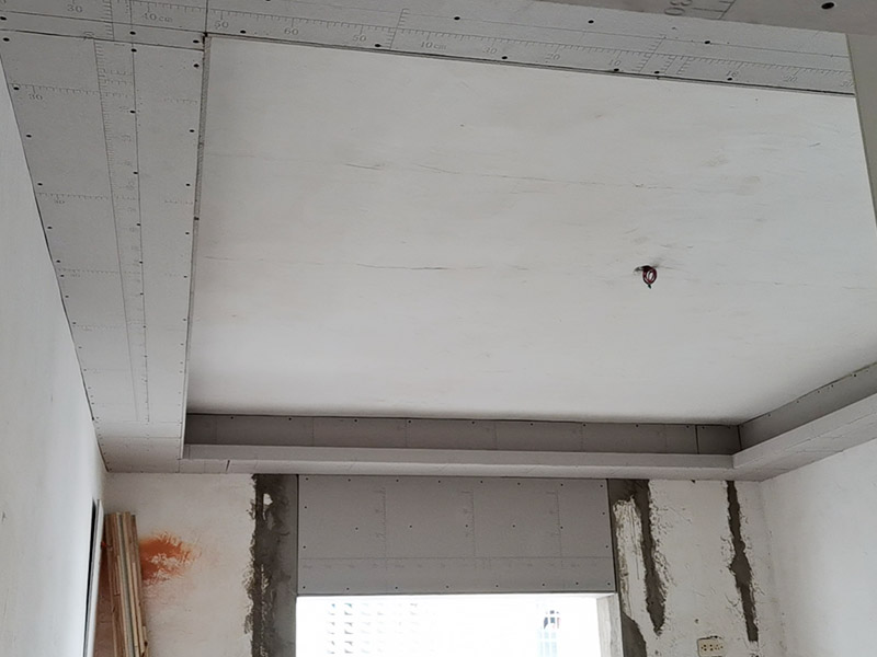 吊頂?shù)豕穸ㄖ瓢惭b：在安裝吊柜前，一定要在墻上畫(huà)水平線，調(diào)整柜體，然后通過(guò)調(diào)節(jié)合頁(yè)，保證吊柜門(mén)扇的水平和垂直。最好用兩個(gè)或四個(gè)膨脹螺絲固定墻壁的吊頂框架。 注意就是吊柜不應(yīng)安裝在輕質(zhì)墻體上，因?yàn)榈豕癖旧淼闹亓亢痛娣诺碾s物的重量會(huì)使輕質(zhì)墻體難以撐住，所以最好將吊柜安裝在堅(jiān)固的墻上。