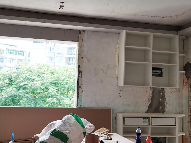 吊頂?shù)豕穸ㄖ瓢惭b：在安裝吊柜前，一定要在墻上畫(huà)水平線，調(diào)整柜體，然后通過(guò)調(diào)節(jié)合頁(yè)，保證吊柜門(mén)扇的水平和垂直。最好用兩個(gè)或四個(gè)膨脹螺絲固定墻壁的吊頂框架。 注意就是吊柜不應(yīng)安裝在輕質(zhì)墻體上，因?yàn)榈豕癖旧淼闹亓亢痛娣诺碾s物的重量會(huì)使輕質(zhì)墻體難以撐住，所以最好將吊柜安裝在堅(jiān)固的墻上。