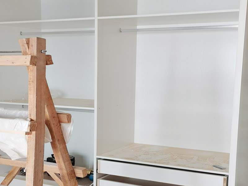 定制衣柜安裝：首先上螺絲將螺絲上到板件上已開(kāi)好的孔內(nèi)，螺絲要垂直于板件，螺絲上到剛好與孔面齊平最好。然后根據(jù)螺絲位置將板件拼接好，將扣件按入餅孔內(nèi)旋轉(zhuǎn)鎖緊，隨后鎖好所有扣件后，需要釘背板的釘好背板，一切好了之后將柜體安放到位，柜體與墻面之間的縫隙用收口條封好。