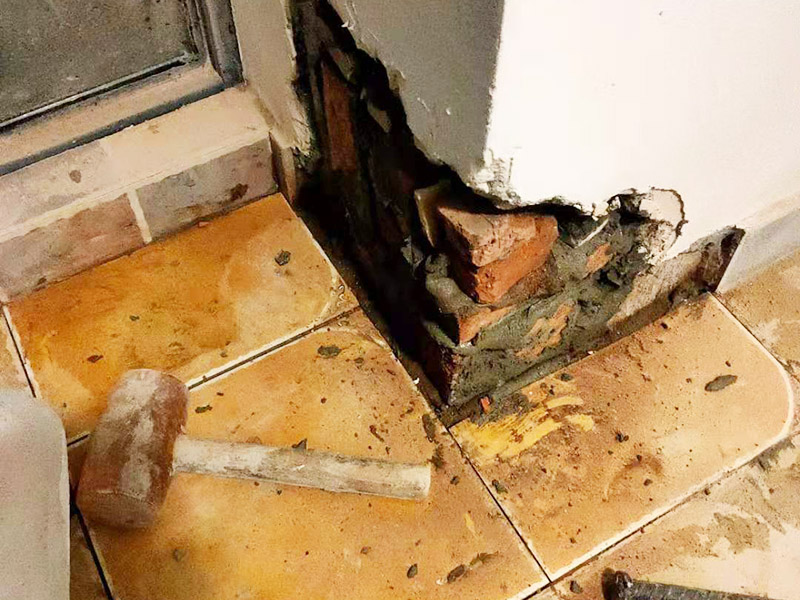 墻角局部修補翻新:用遮蔽紙沿著踢腳線進行遮蔽，做好成品保護，將已經(jīng)出現(xiàn)問題的漆層及膩子鏟掉，在水里面加入適量的膩子粉，并進行充分的攪拌，接著就可以開始上墻批膩子了。刮第一層干了之后再刮第二層，膩子不能刮太厚，否則容易開裂。