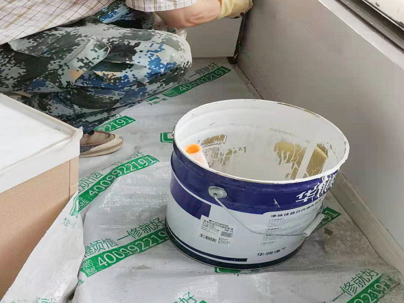 墻面粉刷翻新裝修：鏟除原有墻面已經(jīng)被水浸過的部分，或用尼龍刷或者粗砂紙將其鏟除，磨平。直到露出水泥砂漿墻面或膩子層。凸凹不平的表面需要找平就可以批刮膩子， 膩子打磨完畢后，會留下一些瑕疵。所以刷過一遍漆后才會很明顯，這時候就需要找補了。接著底漆的刷涂效果會直接影響面漆的效果。