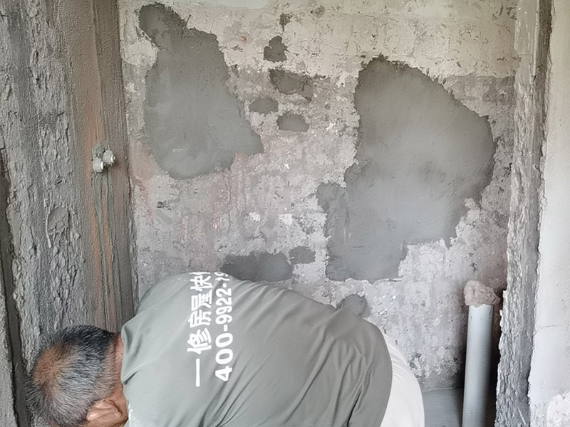 墻面電路修補(bǔ)找平施工：將已經(jīng)出現(xiàn)問(wèn)題的漆層及膩?zhàn)隅P掉，在水里面加入適量的膩?zhàn)臃?，并進(jìn)行充分的攪拌，接著就可以開始上墻批膩?zhàn)?，?-4個(gè)小時(shí)，第一遍膩?zhàn)痈赏钢?，再?dòng)工刷下一遍膩?zhàn)?。最好不要選陰雨天動(dòng)工，膩?zhàn)訒?huì)比較難干透。