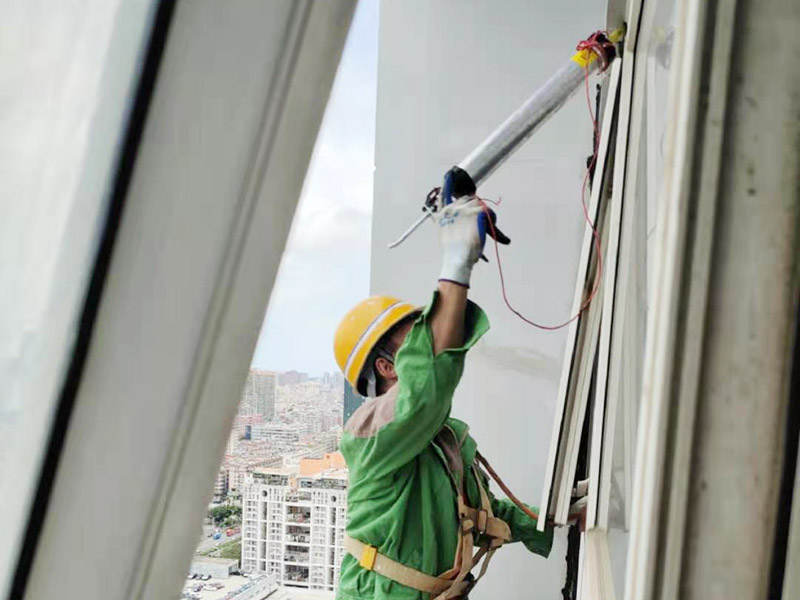 外墻窗框打膠維修：首先，在給斷橋鋁門窗打膠的時(shí)候，先要將斷橋鋁門窗邊上的膠帶給處理掉，不要粘在上面就進(jìn)行打膠防水了，而且窗戶打膠的話，必須在室外打膠，因?yàn)槿绻銖?qiáng)在室內(nèi)進(jìn)行打膠的話，顯然打出來(lái)的膠會(huì)不均勻，這樣就起不到防水的作用了。還有盡可能的使用滿膠，也就是膠槍使用滿膠來(lái)打，這樣我們?cè)诖虻倪^(guò)程中就不會(huì)出現(xiàn)斷膠的現(xiàn)象了。