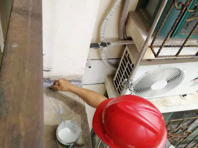 外墻高空打膠防水：首先把墻面用掃把清理干凈，表面無(wú)浮灰，如果有坑洞，不平，開(kāi)裂的要先進(jìn)行修補(bǔ)，補(bǔ)平?；炷翂推鰤K墻的接縫處，施工洞等區(qū)域掛網(wǎng)，主要避免不同材料之間的接縫處容易開(kāi)裂。抹防水砂漿。
