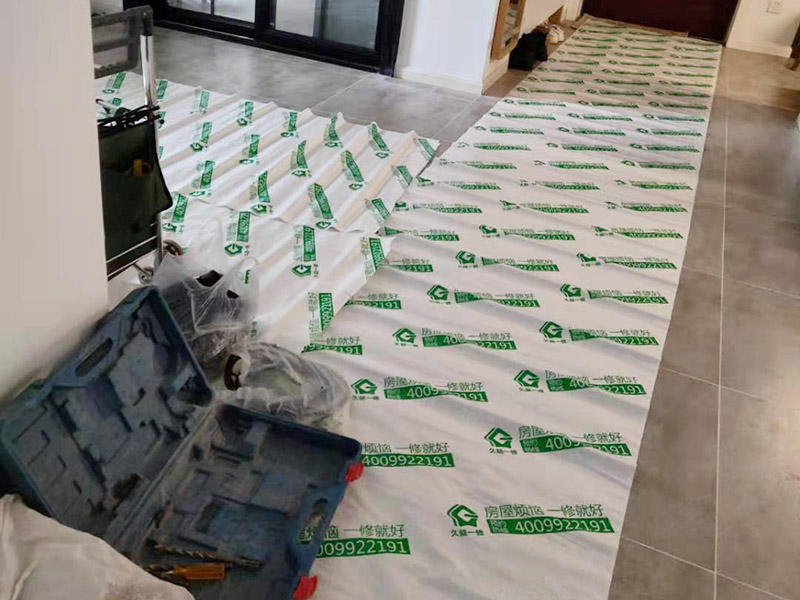 衛(wèi)生間地磚拆除找漏：首先為了拆除的進(jìn)度，將衛(wèi)生間里的衛(wèi)浴家具拆除搬出另外存放，然后開始鏟除原有的墻磚和地磚，衛(wèi)生間的防水通常是水電改完后進(jìn)行的，所以做防水前一定要封堵好下水管道，以免堵塞，小型的水管采用管用螺母封堵，大型的下水管道采用pvc纏繞膜進(jìn)行封堵。