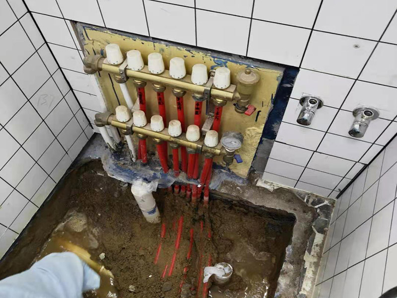 衛(wèi)生間地磚拆除找漏：首先為了拆除的進(jìn)度，將衛(wèi)生間里的衛(wèi)浴家具拆除搬出另外存放，然后開始鏟除原有的墻磚和地磚，衛(wèi)生間的防水通常是水電改完后進(jìn)行的，所以做防水前一定要封堵好下水管道，以免堵塞，小型的水管采用管用螺母封堵，大型的下水管道采用pvc纏繞膜進(jìn)行封堵。