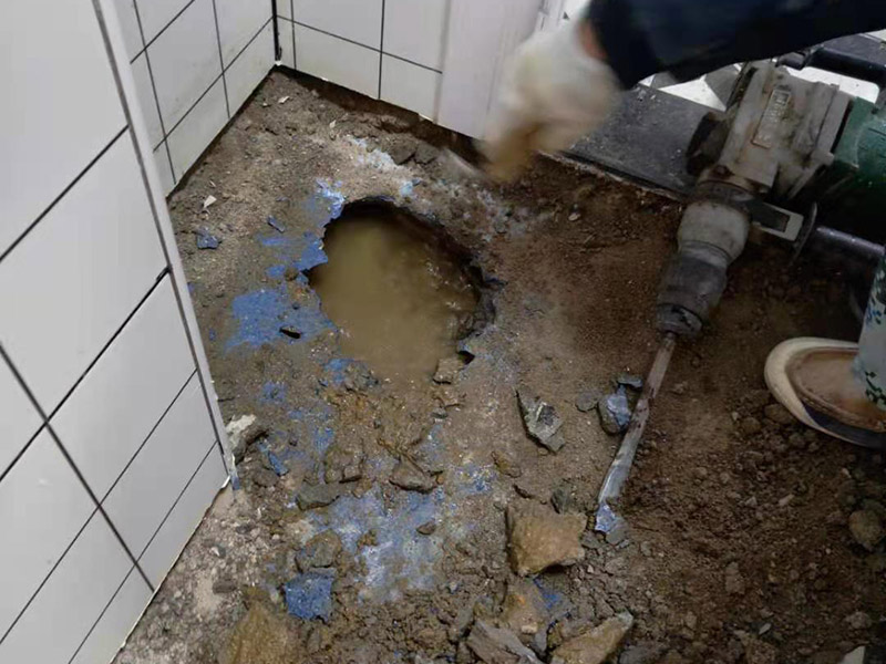 衛(wèi)生間地磚拆除找漏：首先為了拆除的進(jìn)度，將衛(wèi)生間里的衛(wèi)浴家具拆除搬出另外存放，然后開始鏟除原有的墻磚和地磚，衛(wèi)生間的防水通常是水電改完后進(jìn)行的，所以做防水前一定要封堵好下水管道，以免堵塞，小型的水管采用管用螺母封堵，大型的下水管道采用pvc纏繞膜進(jìn)行封堵。