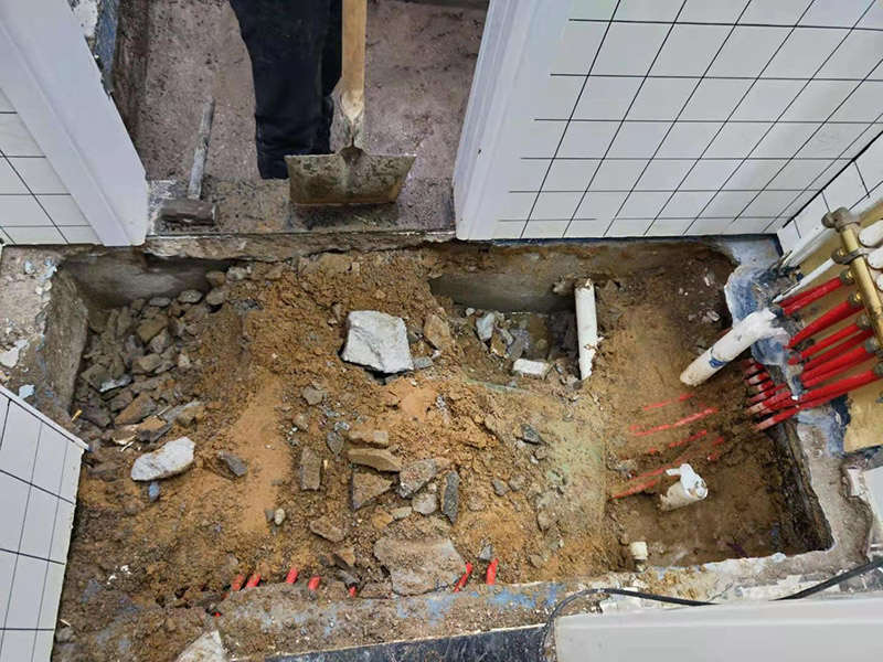 衛(wèi)生間拆除后防水翻新:衛(wèi)生間翻新如果漏水就要更換水電，尤其是那些隱蔽性極強(qiáng)，一般埋在地下或墻壁內(nèi)的。在進(jìn)行翻新的時(shí)候，最好一并更換，不管有沒(méi)有問(wèn)題，這樣都能給日后的生活帶來(lái)保障。更換完水電之后，就可以進(jìn)行瓷磚的鋪貼了。