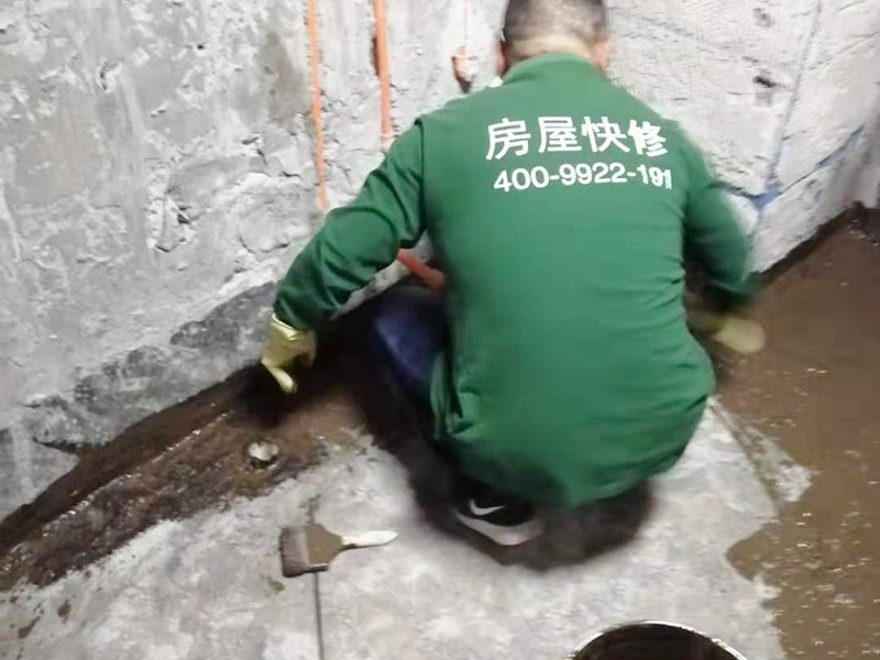 廁所地面刷防水：在進(jìn)行防水處理之前，一定先找平地面，如果地面不平或效果不好，可能造成因防水涂料薄厚不均而導(dǎo)致的開裂滲漏。防水層做好后要留余一定的時(shí)間，讓防水層與建筑更好的融為一體，然后在防水層上做保護(hù)層在鋪地磚，如果地磚已鋪設(shè)完畢，可千萬不要砸地磚，用專業(yè)的補(bǔ)縫防水材料，把所有的縫隙堵住做好防水就好了。也同樣適用于衛(wèi)生間防水層失效后防水工程。