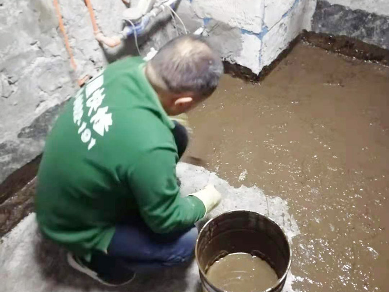 廁所地面刷防水：在進(jìn)行防水處理之前，一定先找平地面，如果地面不平或效果不好，可能造成因防水涂料薄厚不均而導(dǎo)致的開裂滲漏。防水層做好后要留余一定的時(shí)間，讓防水層與建筑更好的融為一體，然后在防水層上做保護(hù)層在鋪地磚，如果地磚已鋪設(shè)完畢，可千萬不要砸地磚，用專業(yè)的補(bǔ)縫防水材料，把所有的縫隙堵住做好防水就好了。也同樣適用于衛(wèi)生間防水層失效后防水工程。