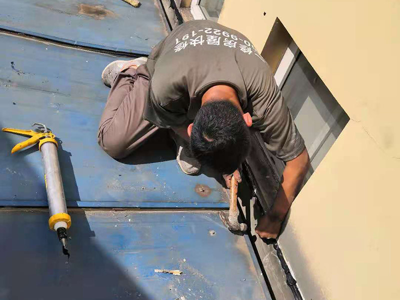 屋頂清理打膠防水：先做好節(jié)點、附加層和屋面排水比較集中部位的處理，然后由屋面最低標高處向上施工。鋪貼天溝、檐口卷材時，宜順天溝、檐口方向以減少搭接。按先高后低、先遠后近的原則，先施工鋼屋架坡屋面，后施工平屋面。