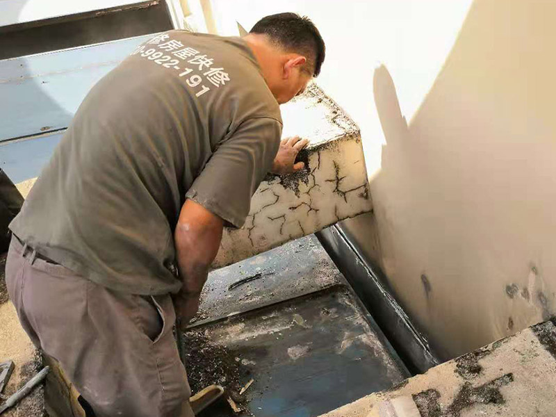 屋頂清理打膠防水：先做好節(jié)點、附加層和屋面排水比較集中部位的處理，然后由屋面最低標高處向上施工。鋪貼天溝、檐口卷材時，宜順天溝、檐口方向以減少搭接。按先高后低、先遠后近的原則，先施工鋼屋架坡屋面，后施工平屋面。