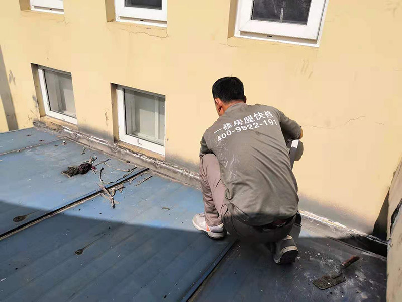 屋頂清理打膠防水：先做好節(jié)點、附加層和屋面排水比較集中部位的處理，然后由屋面最低標高處向上施工。鋪貼天溝、檐口卷材時，宜順天溝、檐口方向以減少搭接。按先高后低、先遠后近的原則，先施工鋼屋架坡屋面，后施工平屋面。