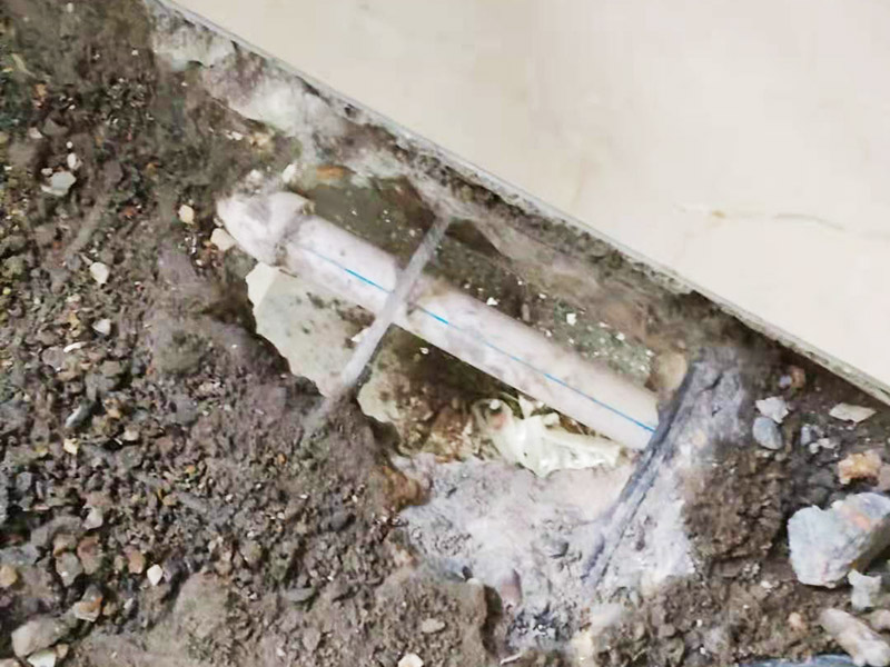 地面暗管漏水更換：最好的辦法就是把滲漏處拆開，截去滲漏的部分，然后采用兩頭焊接束節(jié)加一小節(jié)水管的辦法，把滲漏處修復(fù)。這樣雖然麻煩，但修復(fù)效果好，可以達(dá)到長(zhǎng)期不再滲漏的目的。