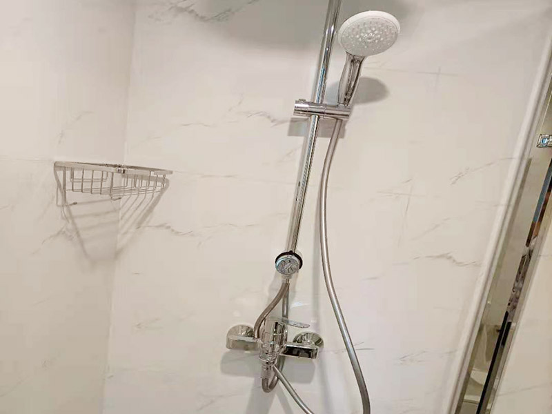 淋浴花灑五金安裝：首先要確定花灑混水閥距離地面的高度，一般控制在90~100cm左右的高度區(qū)間內(nèi)。在鋪設(shè)管道的時(shí)候花灑龍頭預(yù)留位置首先考慮清楚，一般高出毛坯墻15mm，這樣在貼完瓷磚的時(shí)候正好可以埋下絲頭，保證墻面美觀。對(duì)于淋浴花灑內(nèi)絲彎頭預(yù)留的間距一般標(biāo)準(zhǔn)都是在10~15cm左右。