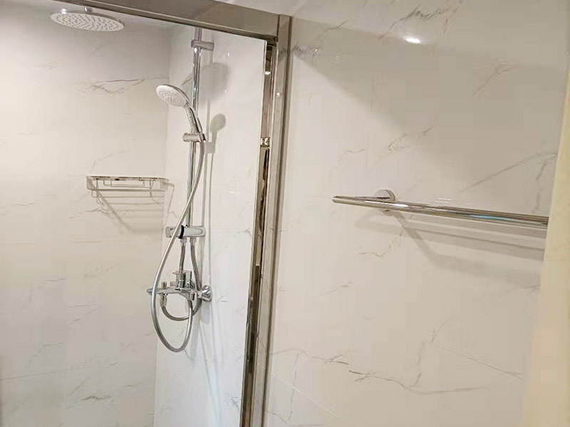 淋浴花灑五金安裝：首先要確定花灑混水閥距離地面的高度，一般控制在90~100cm左右的高度區(qū)間內(nèi)。在鋪設(shè)管道的時(shí)候花灑龍頭預(yù)留位置首先考慮清楚，一般高出毛坯墻15mm，這樣在貼完瓷磚的時(shí)候正好可以埋下絲頭，保證墻面美觀。對(duì)于淋浴花灑內(nèi)絲彎頭預(yù)留的間距一般標(biāo)準(zhǔn)都是在10~15cm左右。