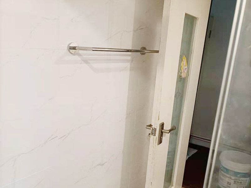 淋浴花灑五金安裝：首先要確定花灑混水閥距離地面的高度，一般控制在90~100cm左右的高度區(qū)間內(nèi)。在鋪設(shè)管道的時(shí)候花灑龍頭預(yù)留位置首先考慮清楚，一般高出毛坯墻15mm，這樣在貼完瓷磚的時(shí)候正好可以埋下絲頭，保證墻面美觀。對(duì)于淋浴花灑內(nèi)絲彎頭預(yù)留的間距一般標(biāo)準(zhǔn)都是在10~15cm左右。