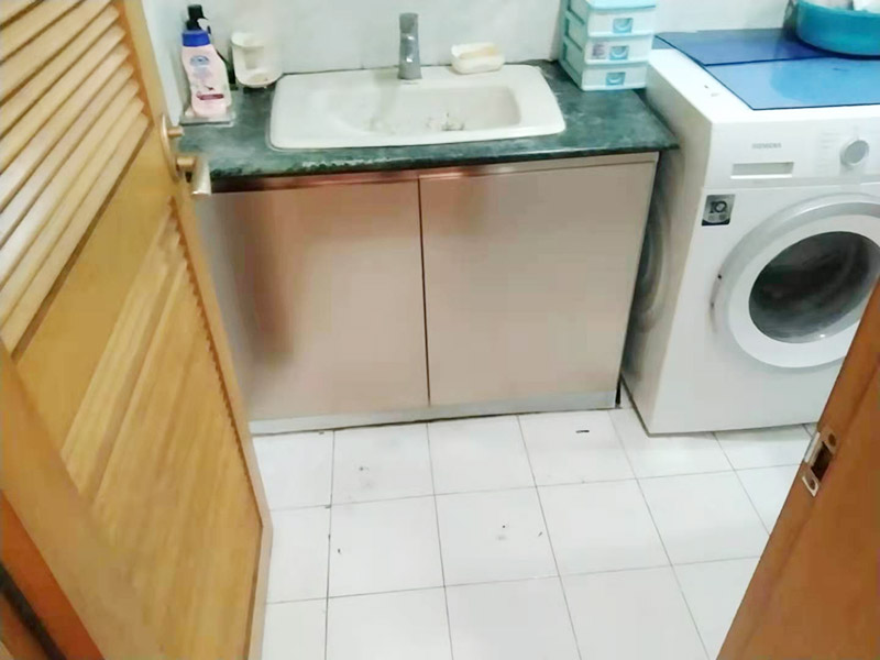 廚房櫥柜門更換：老房子櫥柜門漆脫落，從環(huán)保角度來看，建議用貼紙即可，或用墻紙也可，即使將來看膩了，換起來方便；先把櫥柜和衣柜表面清理干凈和平整，可以先把需要的長度裁剪好，找一個桶把墻紙膠和混合物按說明書上調好后。用滾筒把調好后的墻紙膠滾到櫥柜和衣柜表面(記住貼哪里就滾哪里)。把墻紙貼在上面，用刮板把墻紙刮平整，用毛巾在擦干凈，把多余的裁掉。