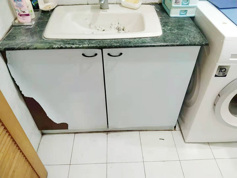 廚房櫥柜門更換：老房子櫥柜門漆脫落，從環(huán)保角度來看，建議用貼紙即可，或用墻紙也可，即使將來看膩了，換起來方便；先把櫥柜和衣柜表面清理干凈和平整，可以先把需要的長度裁剪好，找一個桶把墻紙膠和混合物按說明書上調好后。用滾筒把調好后的墻紙膠滾到櫥柜和衣柜表面(記住貼哪里就滾哪里)。把墻紙貼在上面，用刮板把墻紙刮平整，用毛巾在擦干凈，把多余的裁掉。